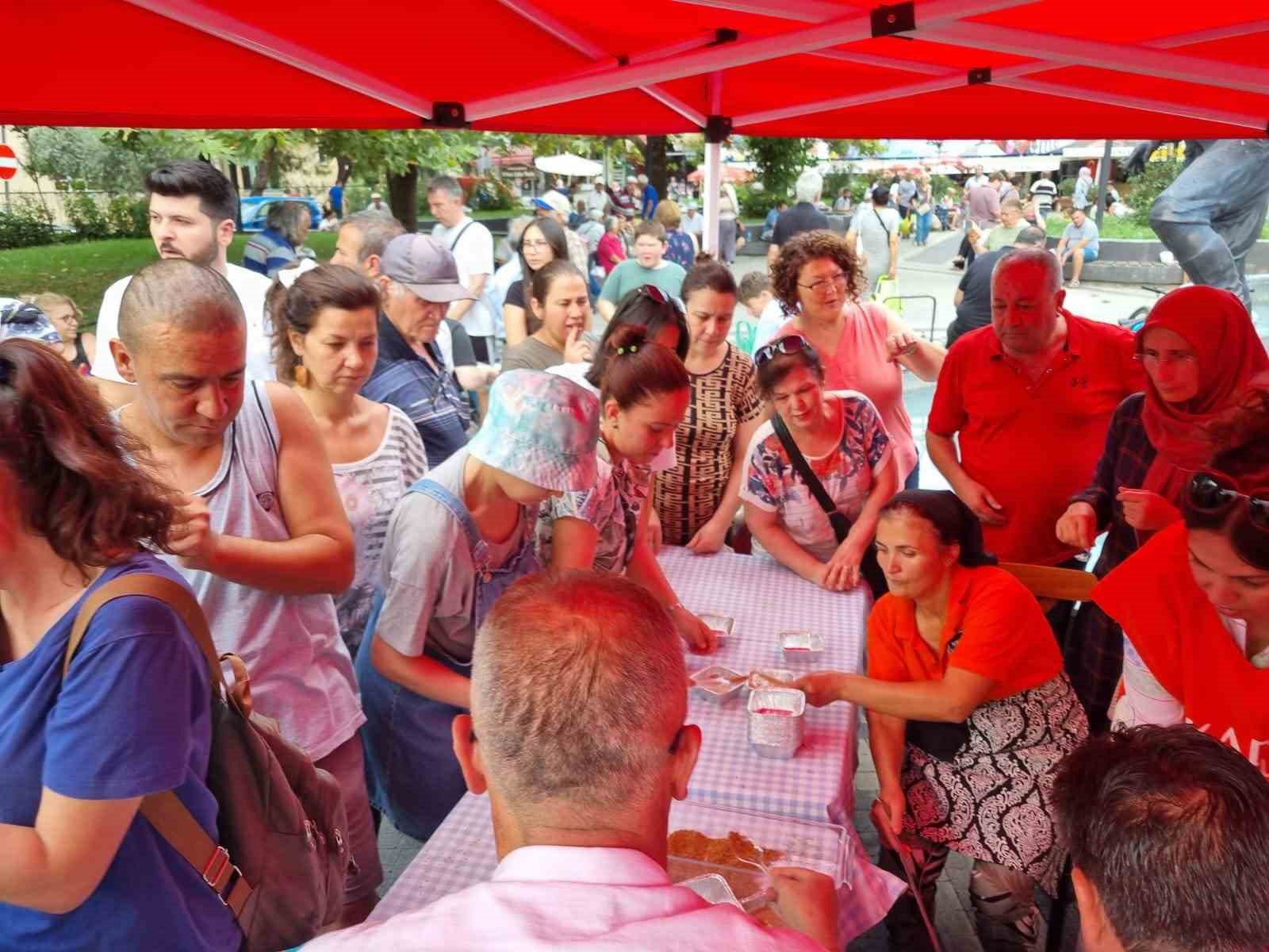 Muğla’da aşure ayı etkinlikleri devam ediyor, pazara gelenlerin ağzı tatlandı
