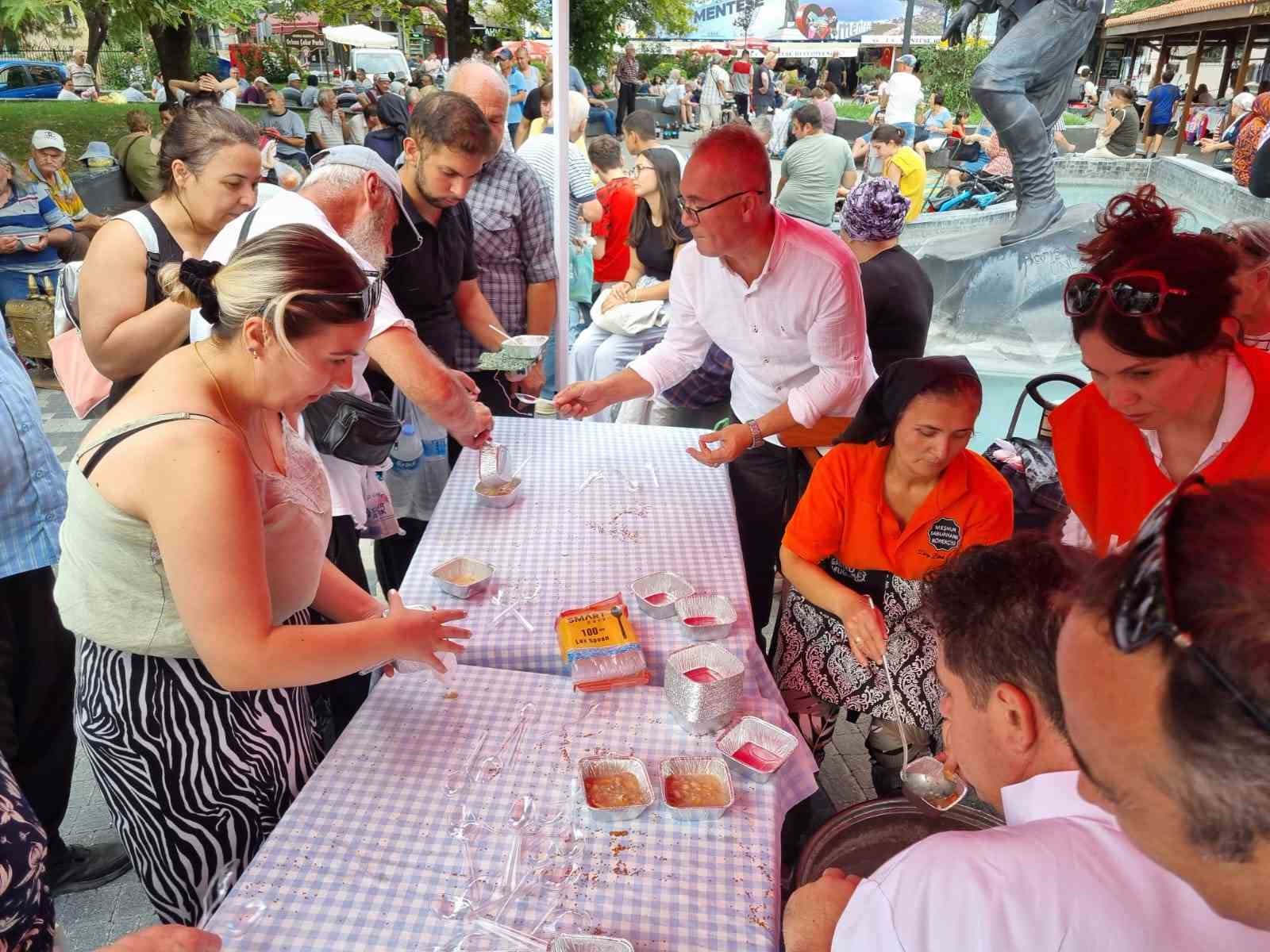 Muğla’da aşure ayı etkinlikleri devam ediyor, pazara gelenlerin ağzı tatlandı
