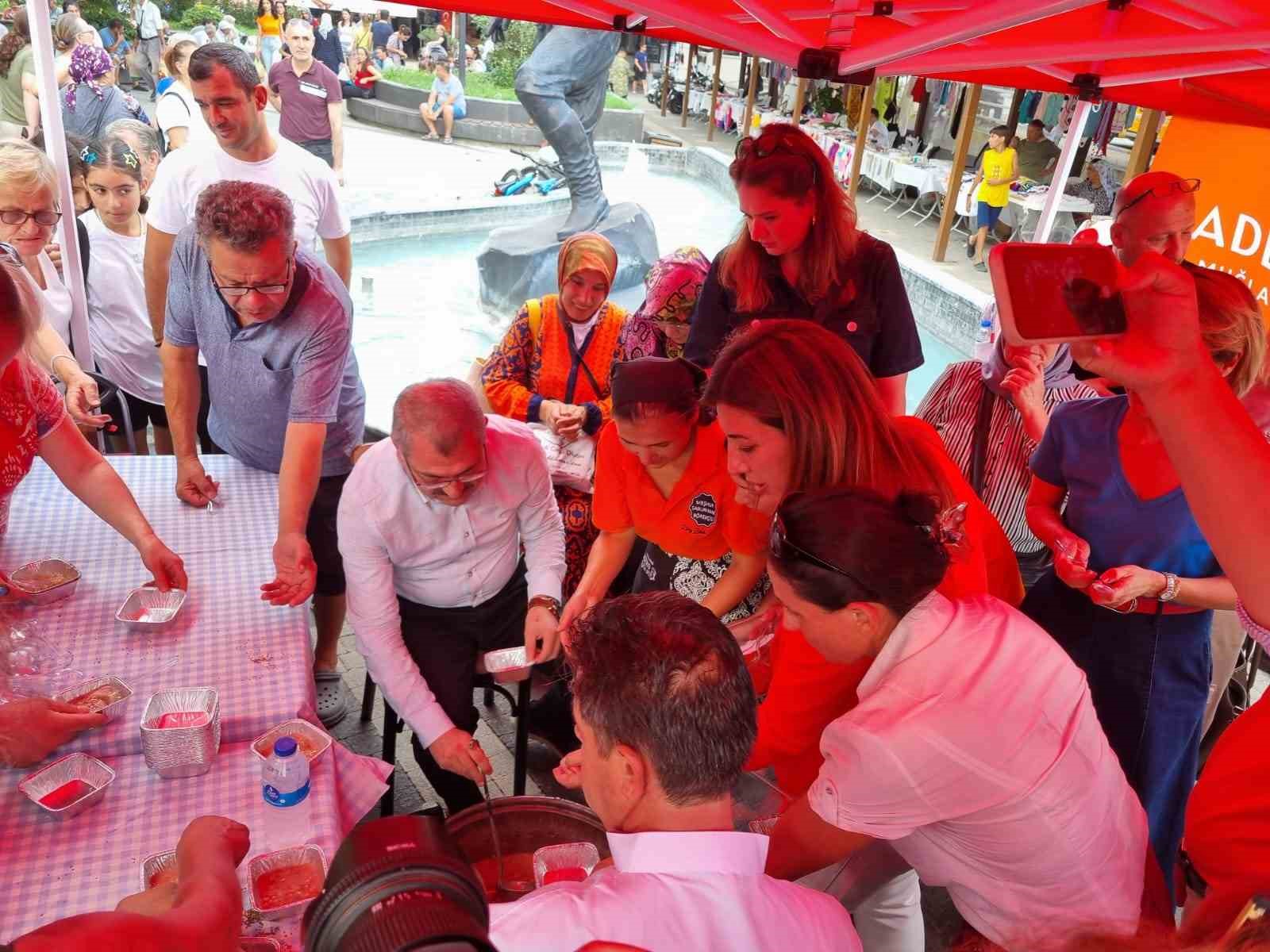 Muğla’da aşure ayı etkinlikleri devam ediyor, pazara gelenlerin ağzı tatlandı
