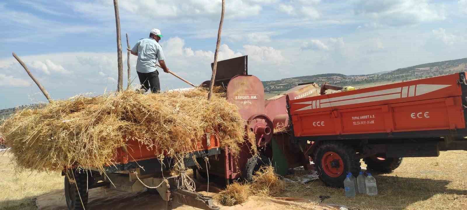 Yozgat’ta sıcak havada çiftçilerin hasat mesaisi sürüyor
