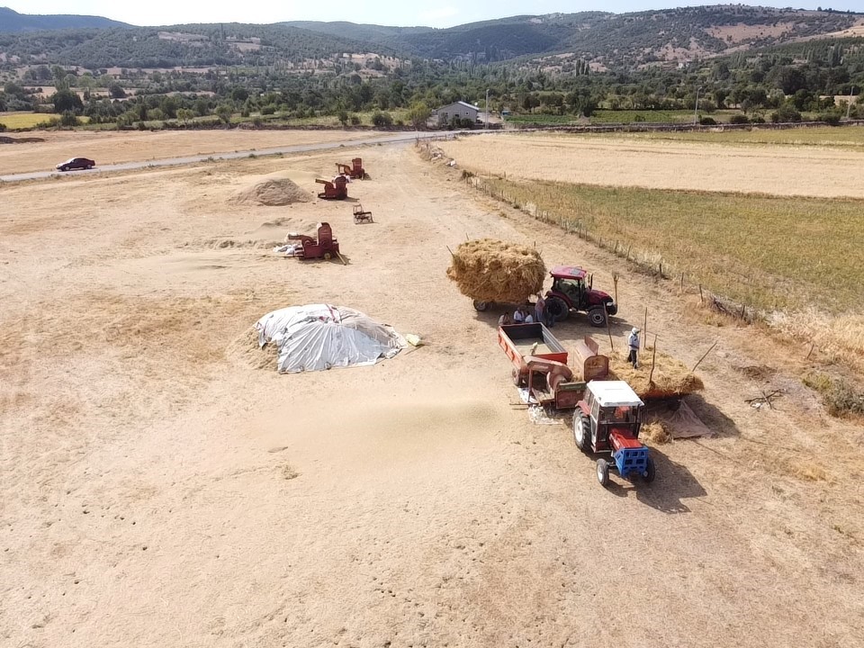 Yozgat’ta sıcak havada çiftçilerin hasat mesaisi sürüyor
