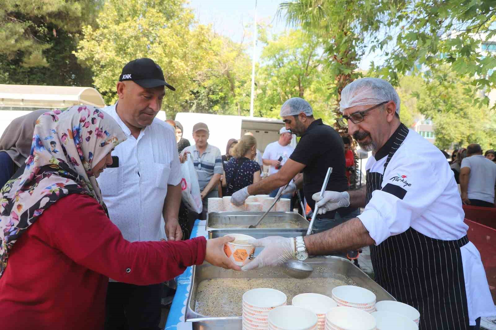 Turgutlu Belediyesinden aşure hayrı
