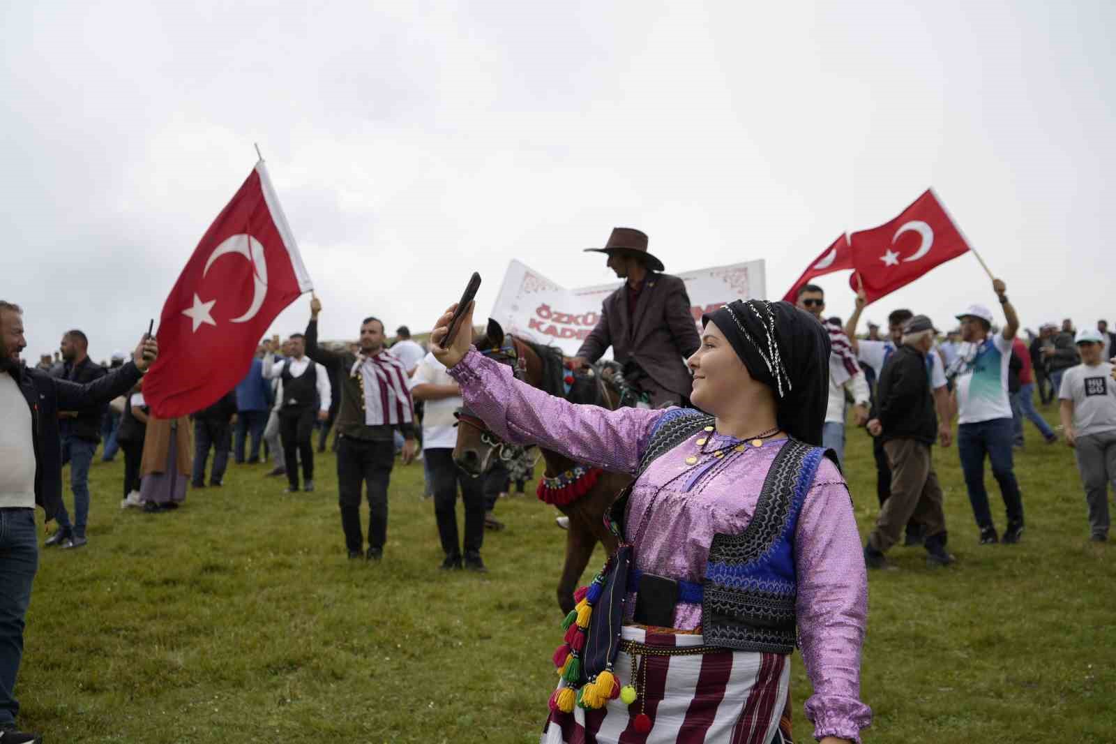 Binlerce kişi Kadırga Yaylası’nda Otçu Şenliği için bir araya geldi
