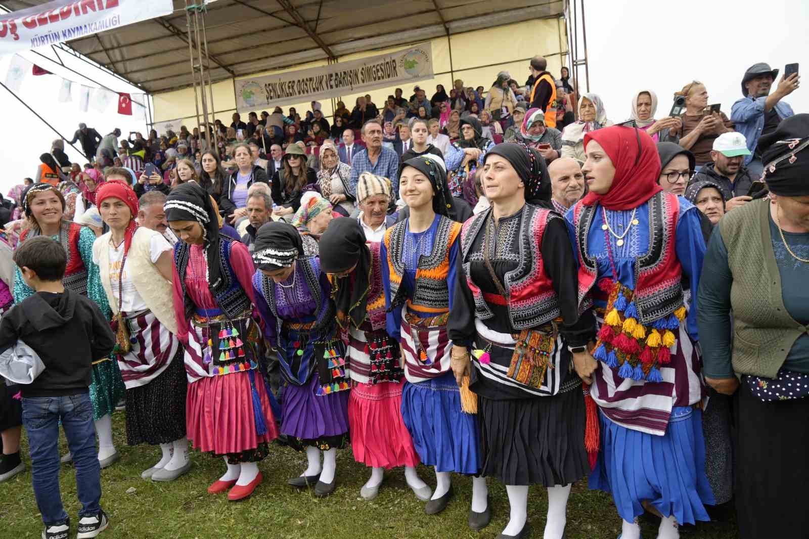 Binlerce kişi Kadırga Yaylası’nda Otçu Şenliği için bir araya geldi
