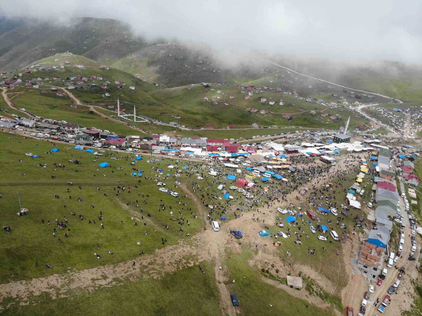 Binlerce kişi Kadırga Yaylası’nda Otçu Şenliği için bir araya geldi
