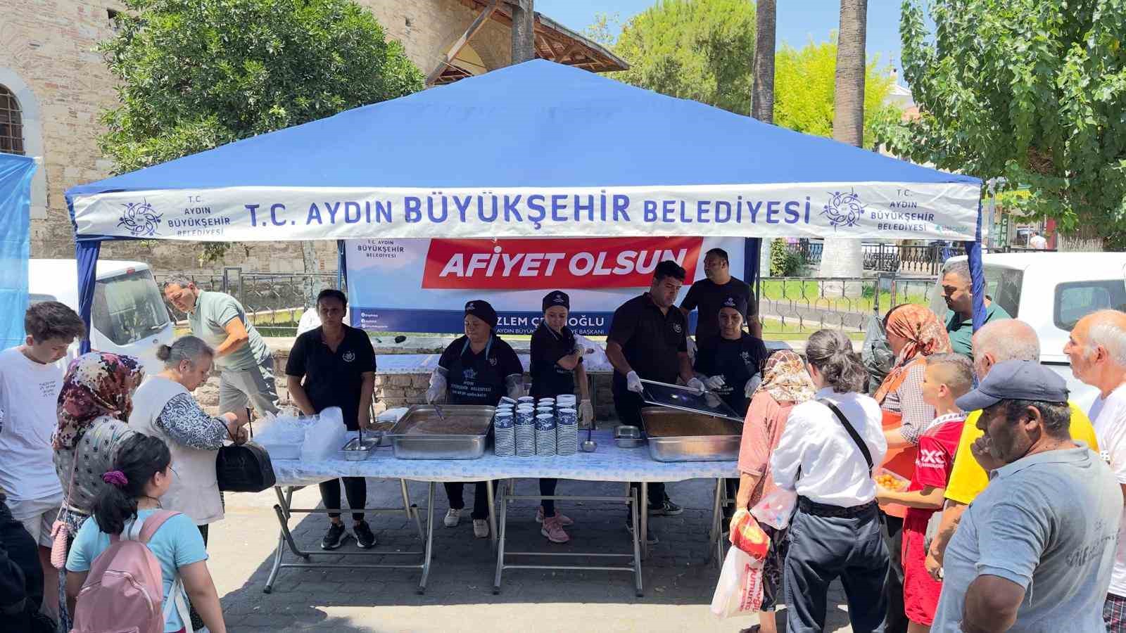 Aydın Büyükşehir Belediyesi’nden vatandaşlara aşure ikramı
