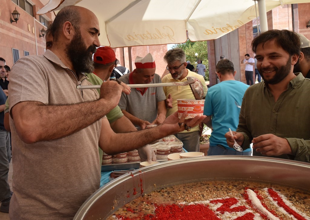 OMÜ’de aşure ikramı
