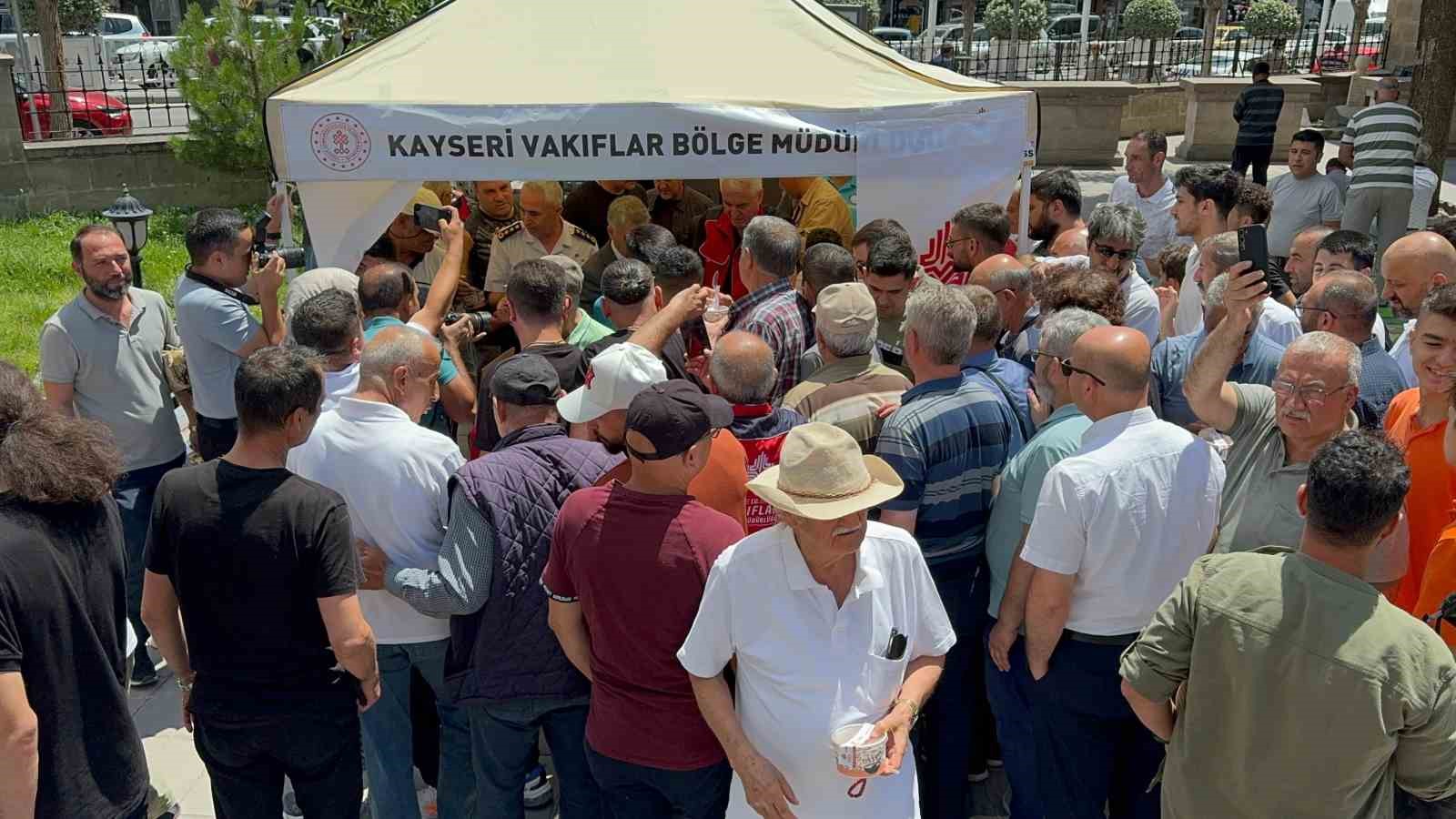 Kayseri Vakıflar Bölge Müdürlüğü Niğde’de aşure dağıttı
