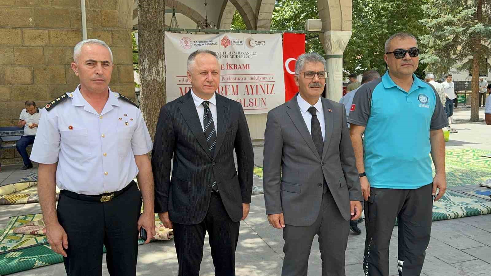 Kayseri Vakıflar Bölge Müdürlüğü Niğde’de aşure dağıttı
