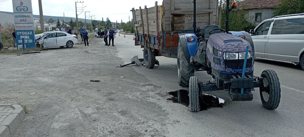 Traktörle çarpışan otomobil hurdaya döndü, 2 yaralı
