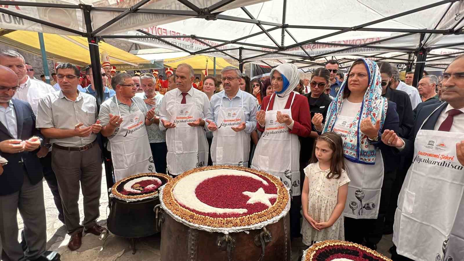 100 bin kap şifalı aşure dağıtıldı
