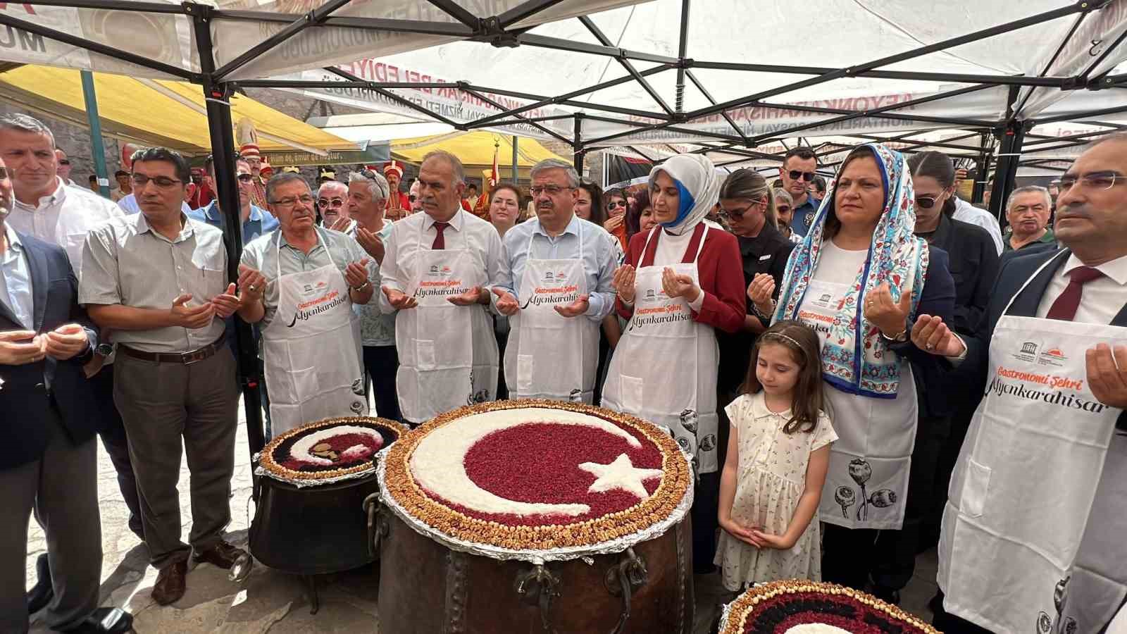 100 bin kap şifalı aşure dağıtıldı
