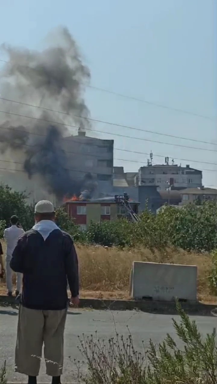 Ataşehir’de bir evin çatısı alev alev yandı
