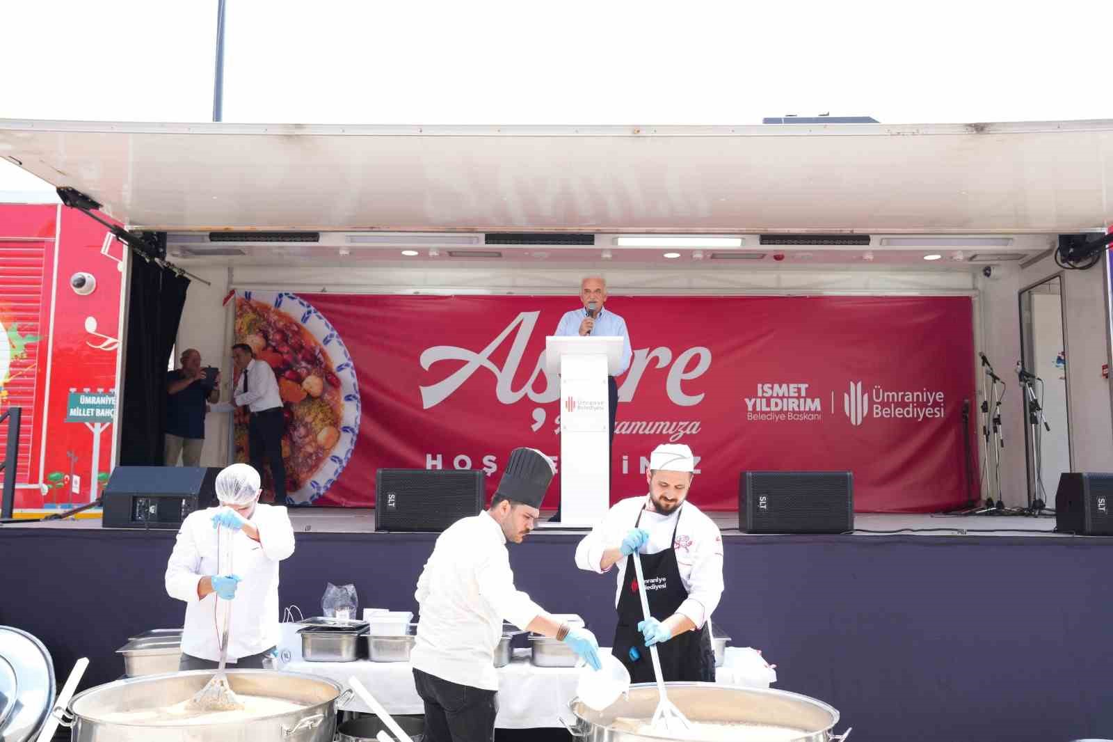 Geleneksel aşure ikramı binlerce kişiyi buluşturdu
