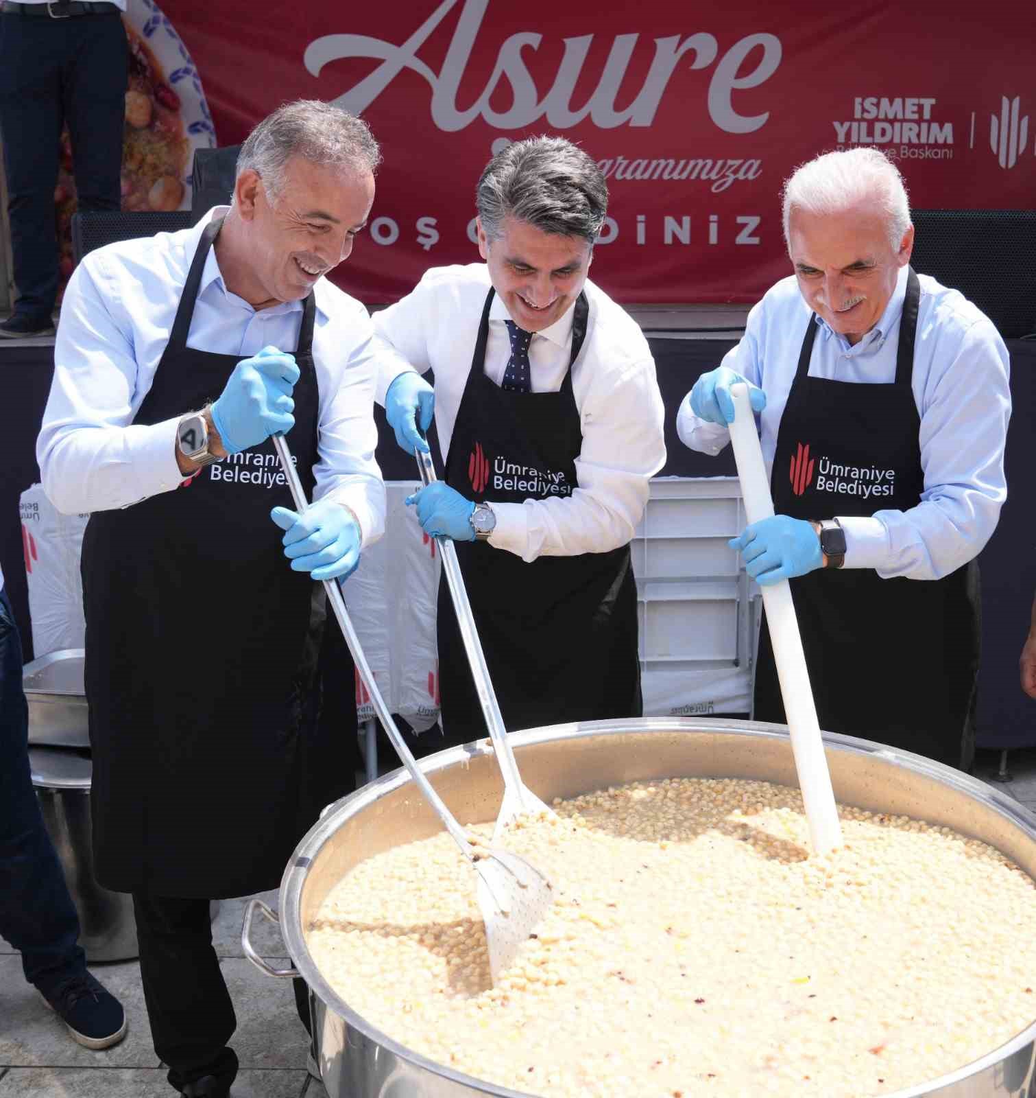 Geleneksel aşure ikramı binlerce kişiyi buluşturdu
