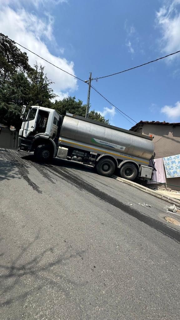 Sarıyer Belediyesi’nin su tankeri eve girdi
