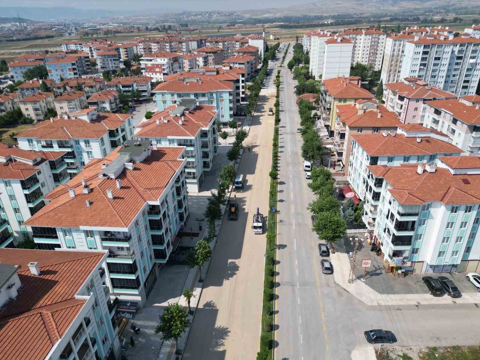 Belediye bozulan yollarda asfalt kaplamaları yeniliyor
