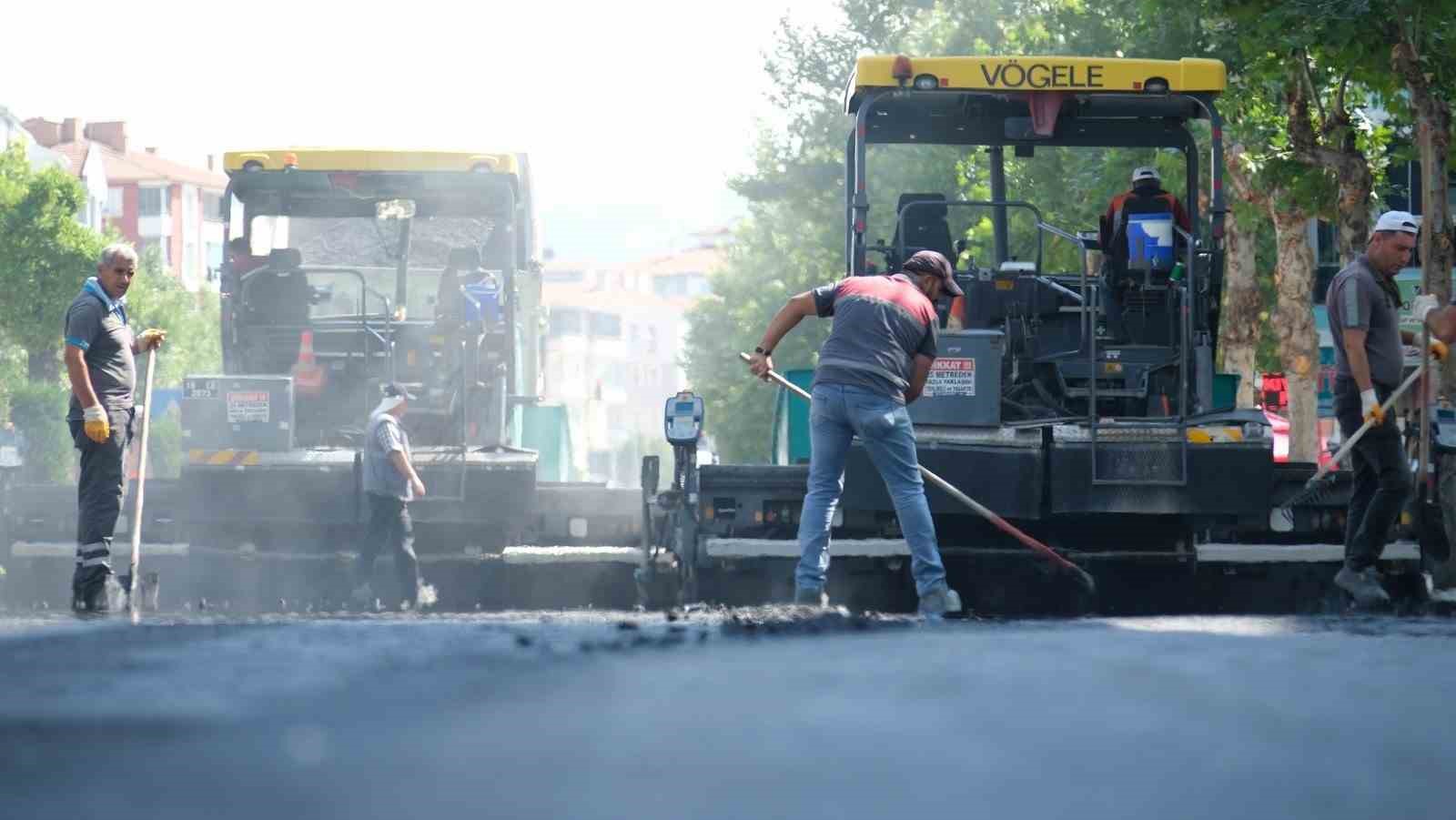 Belediye bozulan yollarda asfalt kaplamaları yeniliyor
