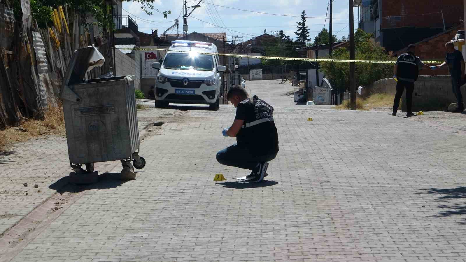 Pompalı tüfekle yaraladığı husumetlisini özel aracıyla hastaneye götürdü
