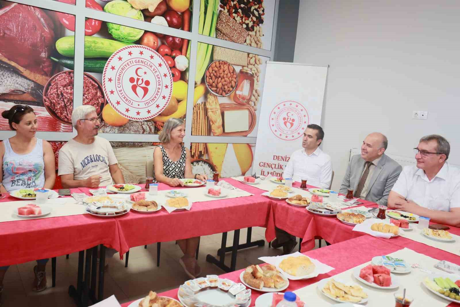 Yurtlarda misafir edilen emekliler, Denizli’nin güzelliklerini keşfediyor
