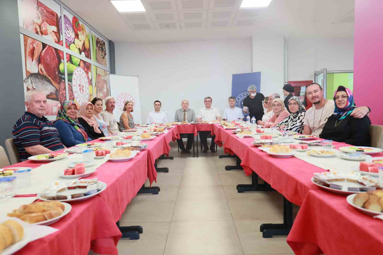 Yurtlarda misafir edilen emekliler, Denizli’nin güzelliklerini keşfediyor
