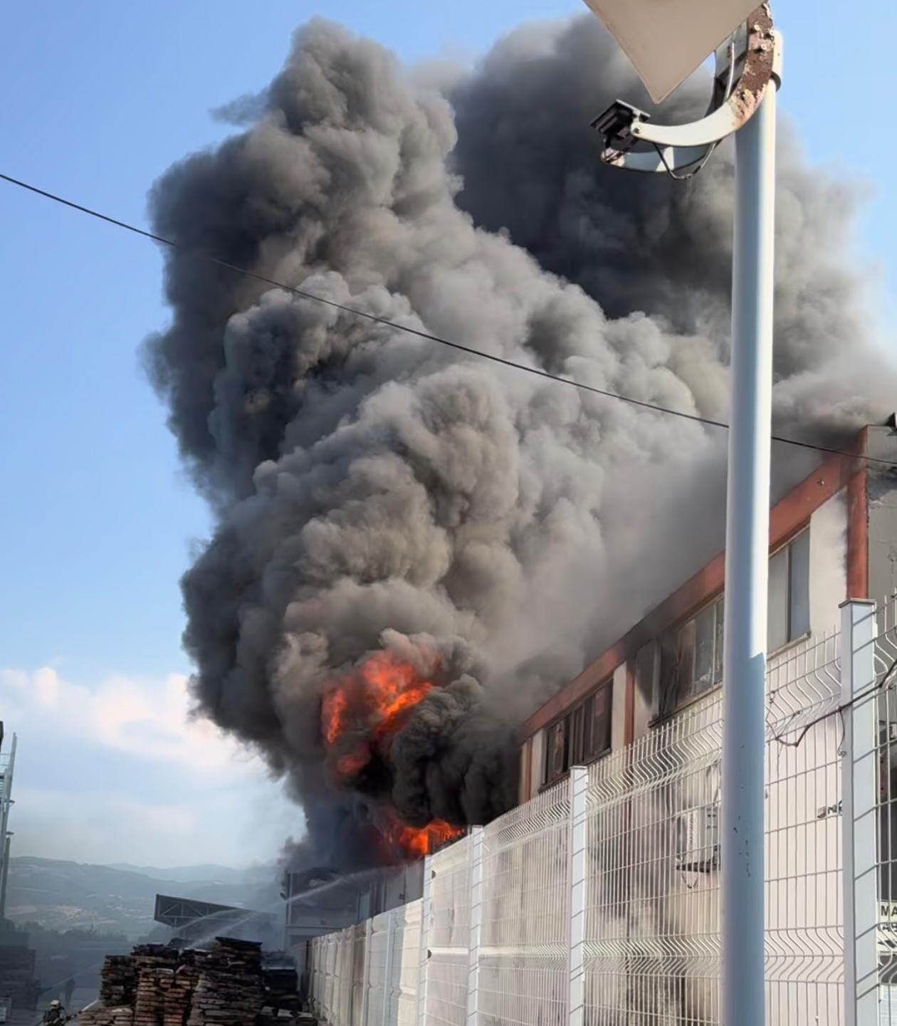 Sandalye fabrikasındaki yangının boyutu dron ile görüntülendi
