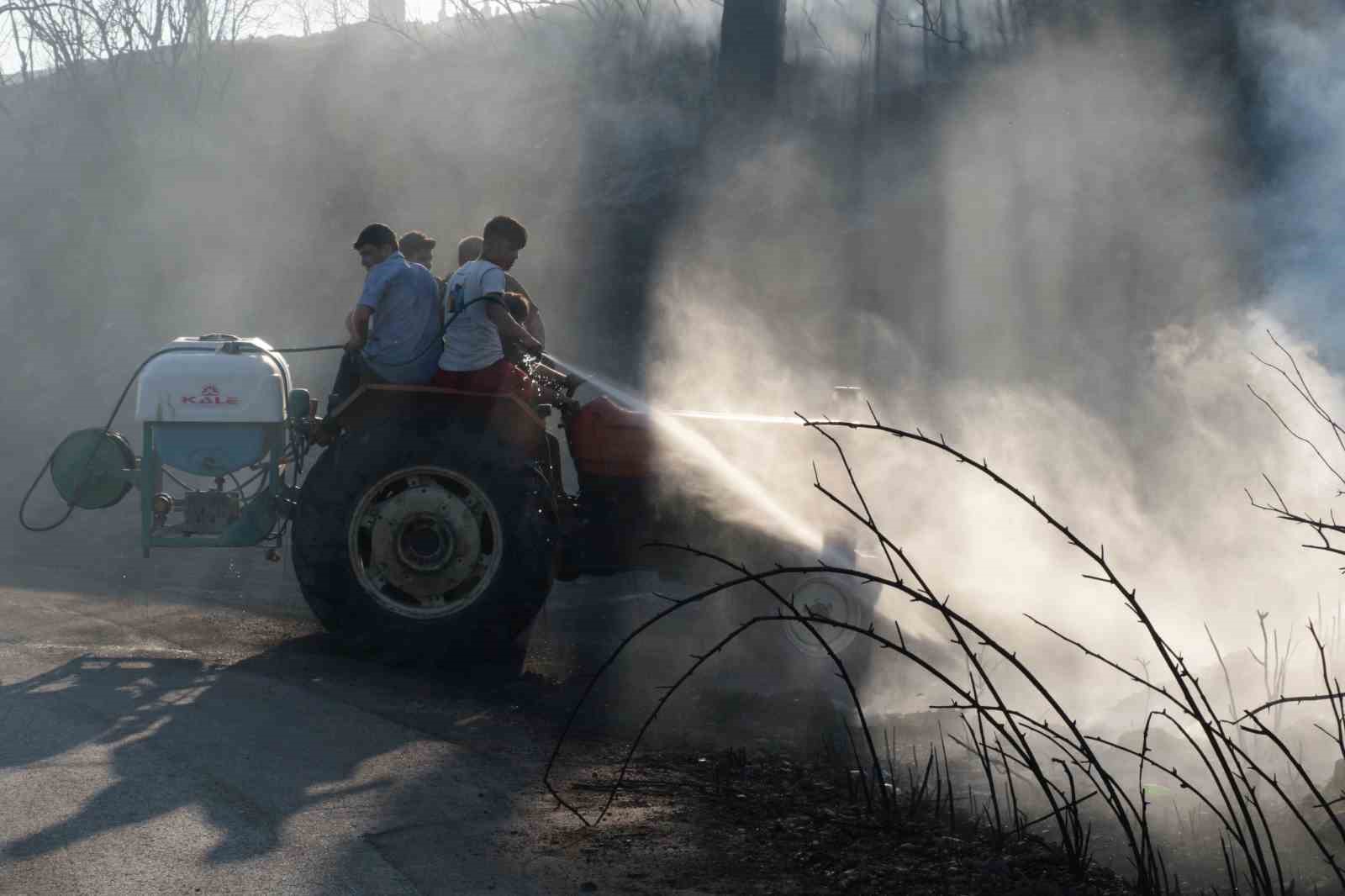 Antalya’da çıkan yangın seraları ve ormanlık alanı etkiledi
