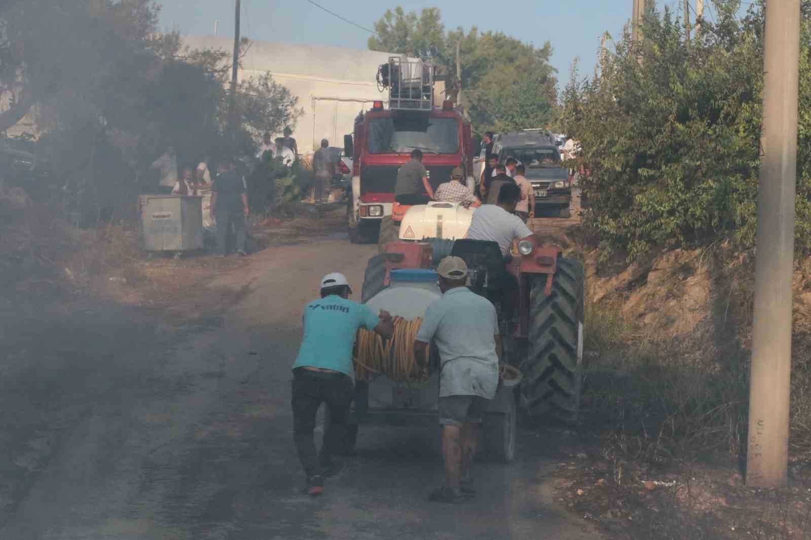 Antalya’da çıkan yangın seraları ve ormanlık alanı etkiledi
