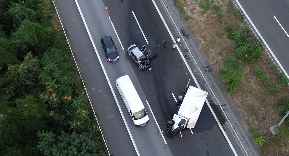 Otomobil kamyonla çarpıştı, otoyol trafiğe kapandı
