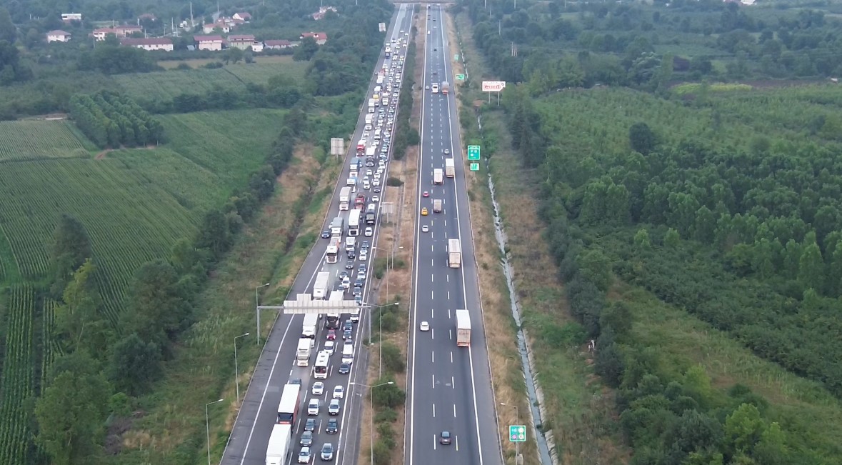 Otomobil kamyonla çarpıştı, otoyol trafiğe kapandı
