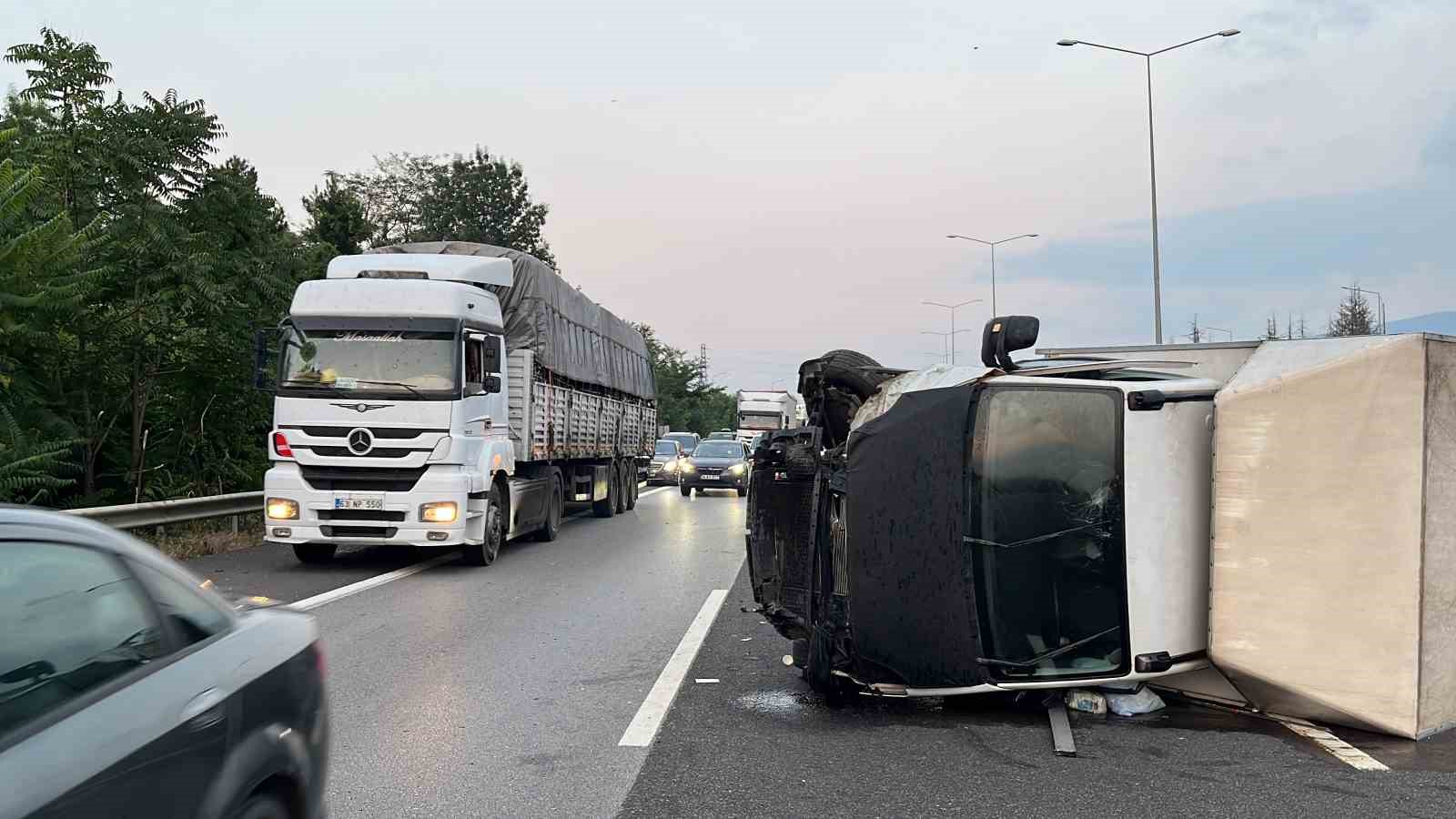 Otomobil kamyonla çarpıştı, otoyol trafiğe kapandı
