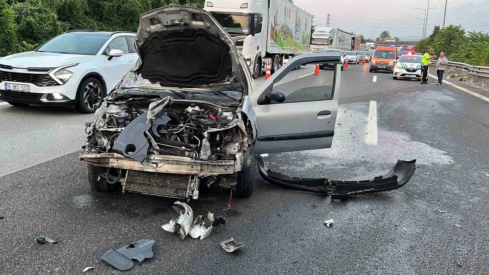 Otomobil kamyonla çarpıştı, otoyol trafiğe kapandı
