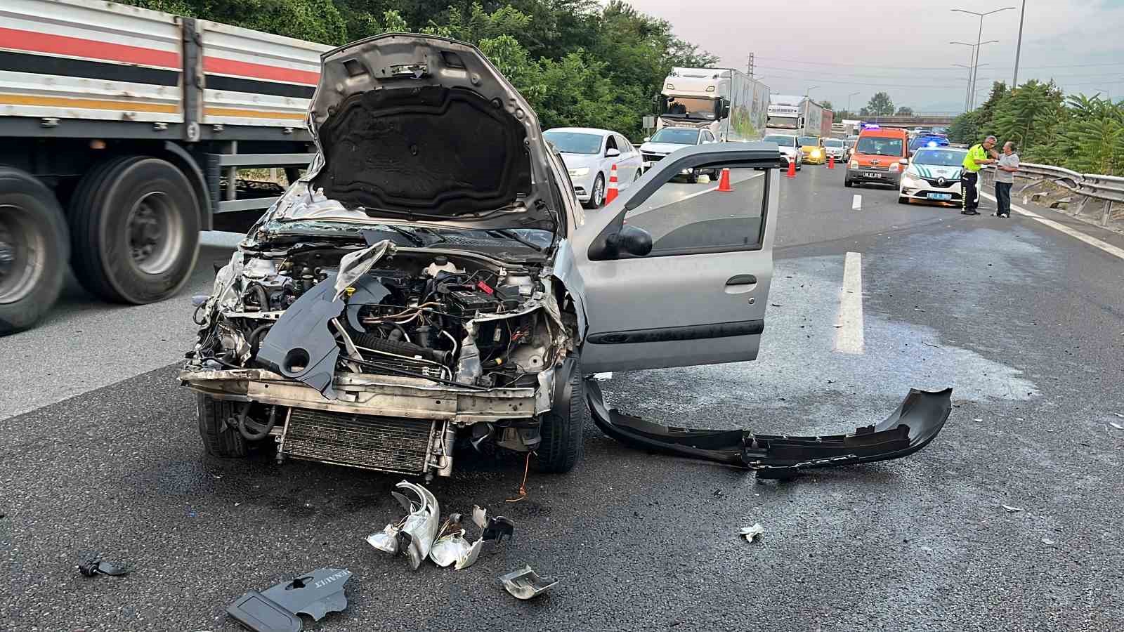 Otomobil kamyonla çarpıştı, otoyol trafiğe kapandı
