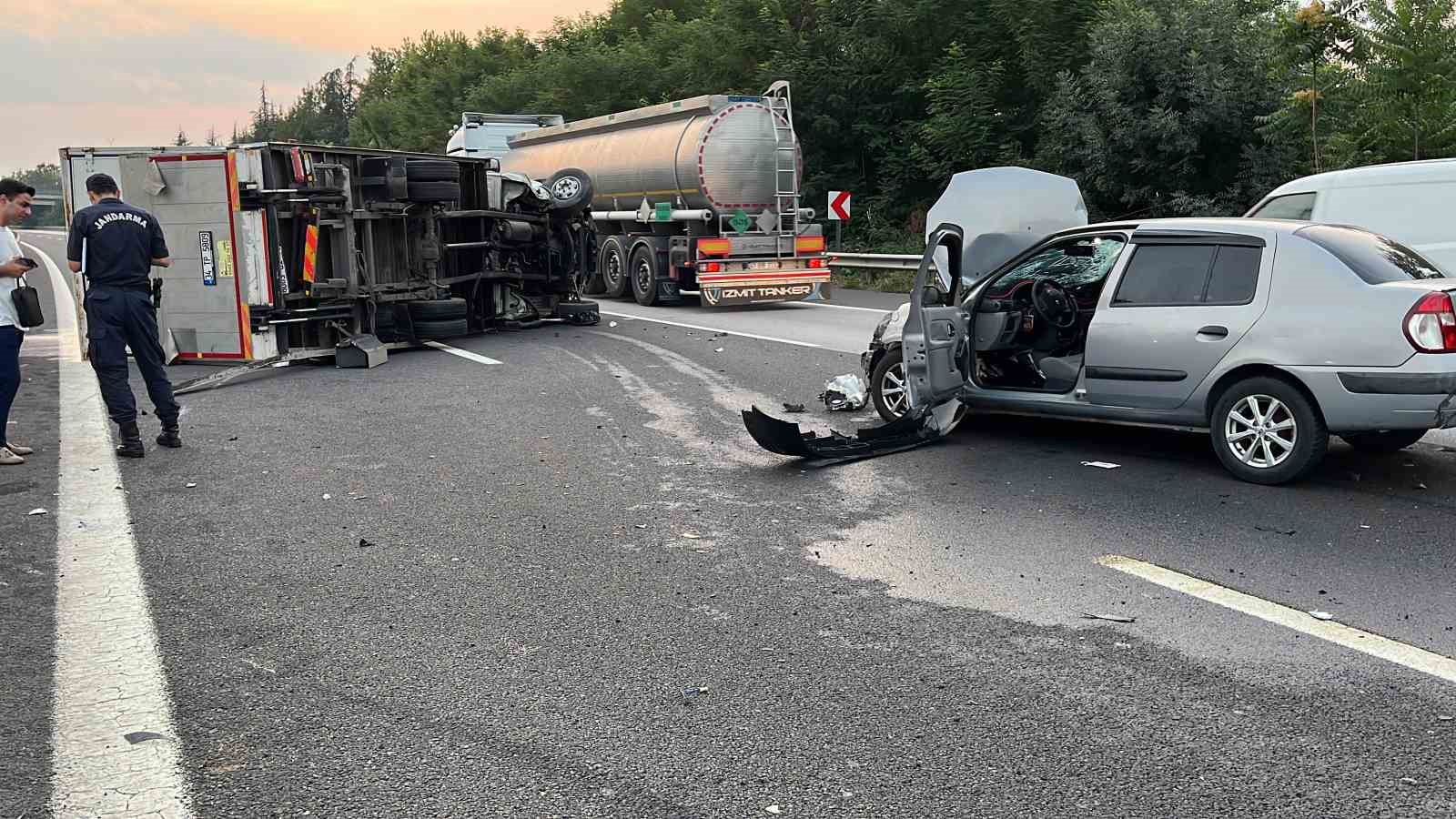 Otomobil kamyonla çarpıştı, otoyol trafiğe kapandı
