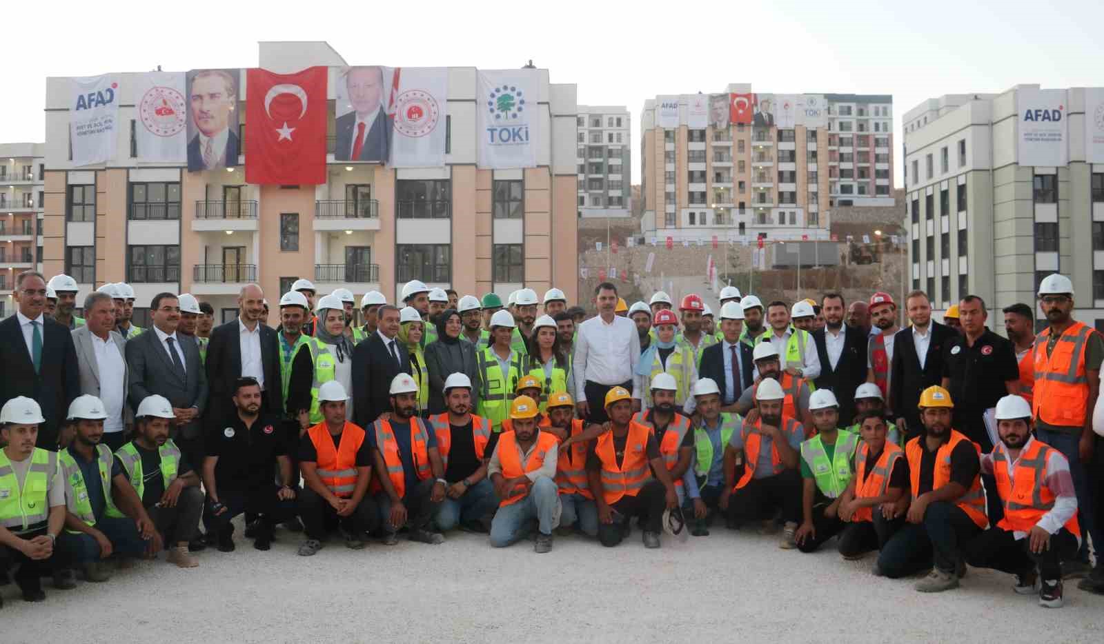 Bakan Kurum, Şanlıurfa’da deprem konutlarını inceledi
