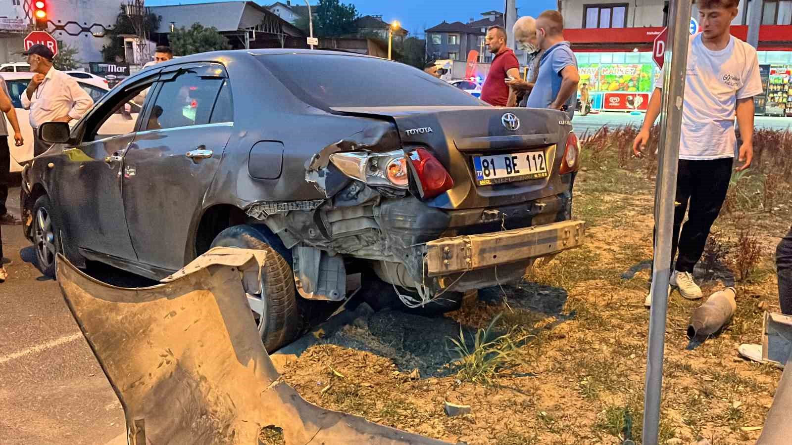 Kavşağa kontrolsüz giren otomobil ciple çarpıştı: 2 yaralı
