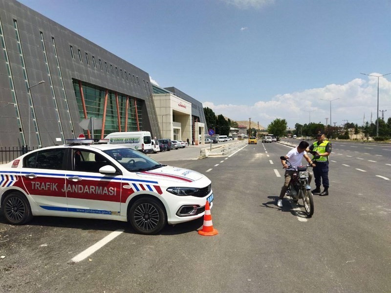 Erciş’te polis ve jandarmadan eş zamanlı ortak uygulama
