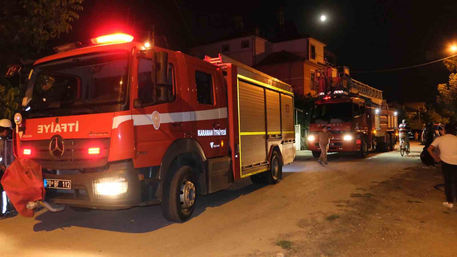 İtfaiye eri yangına elektrik kaçağına rağmen müdahale etti
