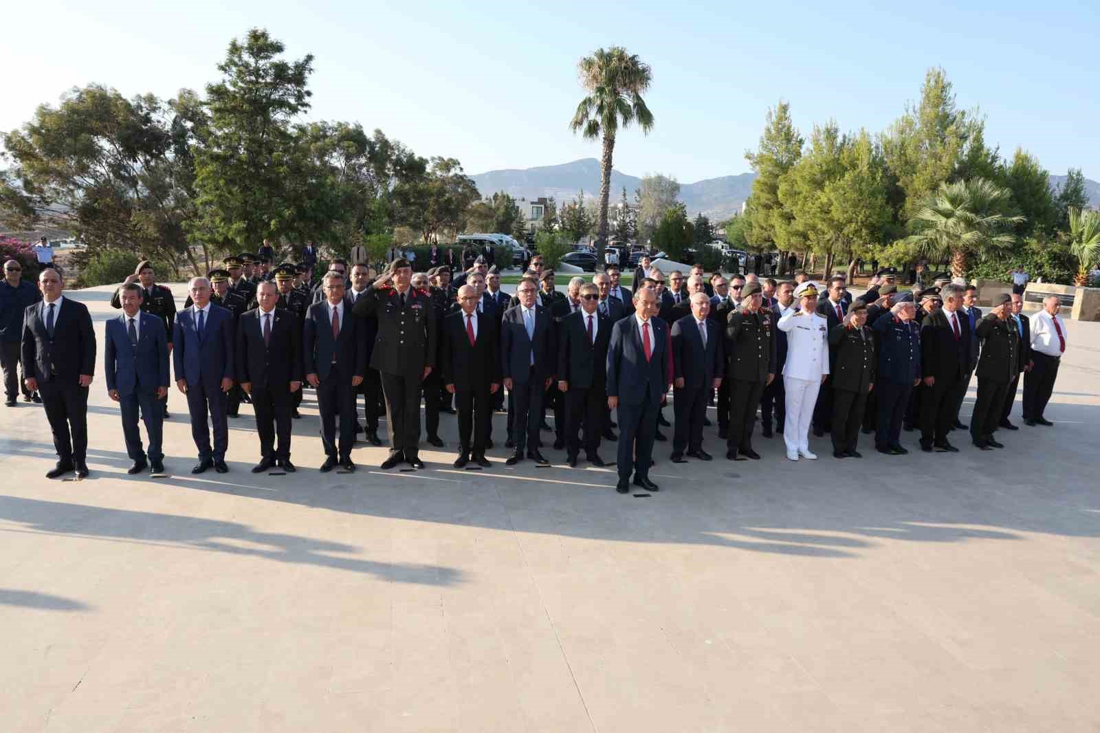 Bakan Güler, KKTC Kurucu Cumhurbaşkanı Denktaş ve Fazıl Küçük’ün kabrini ziyaret etti
