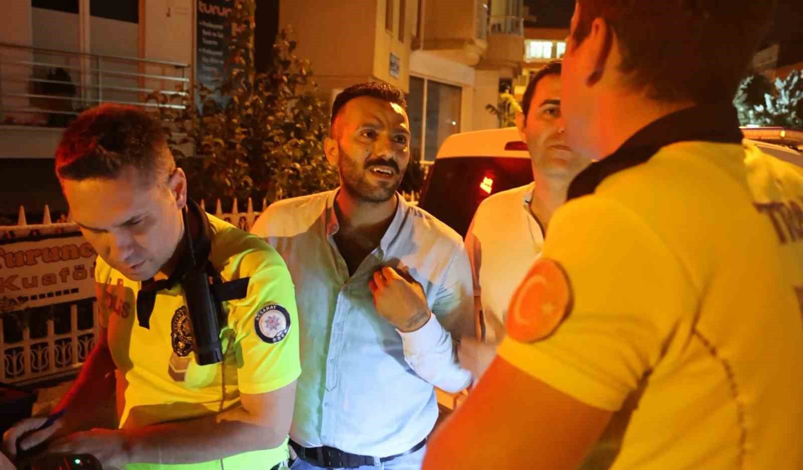 Ehliyetsiz kullandığı araçla alkollü yakalanan şahıs 2 saat polise yalvardı
