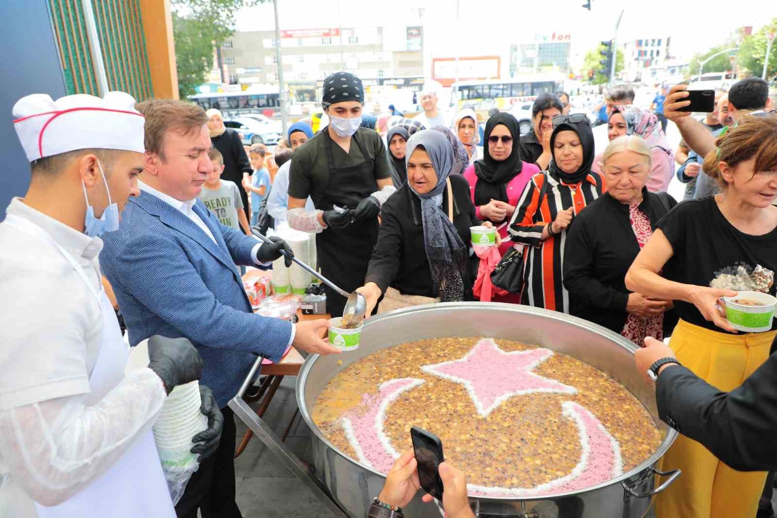 Erzincan’da bin kişiye aşure ikramı
