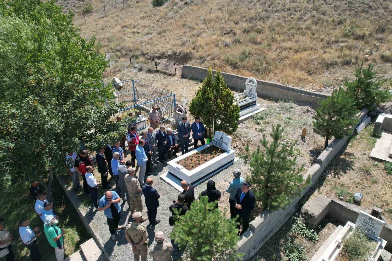 Şehit İsmail Güven’e bayrak asma merasimi düzenlendi
