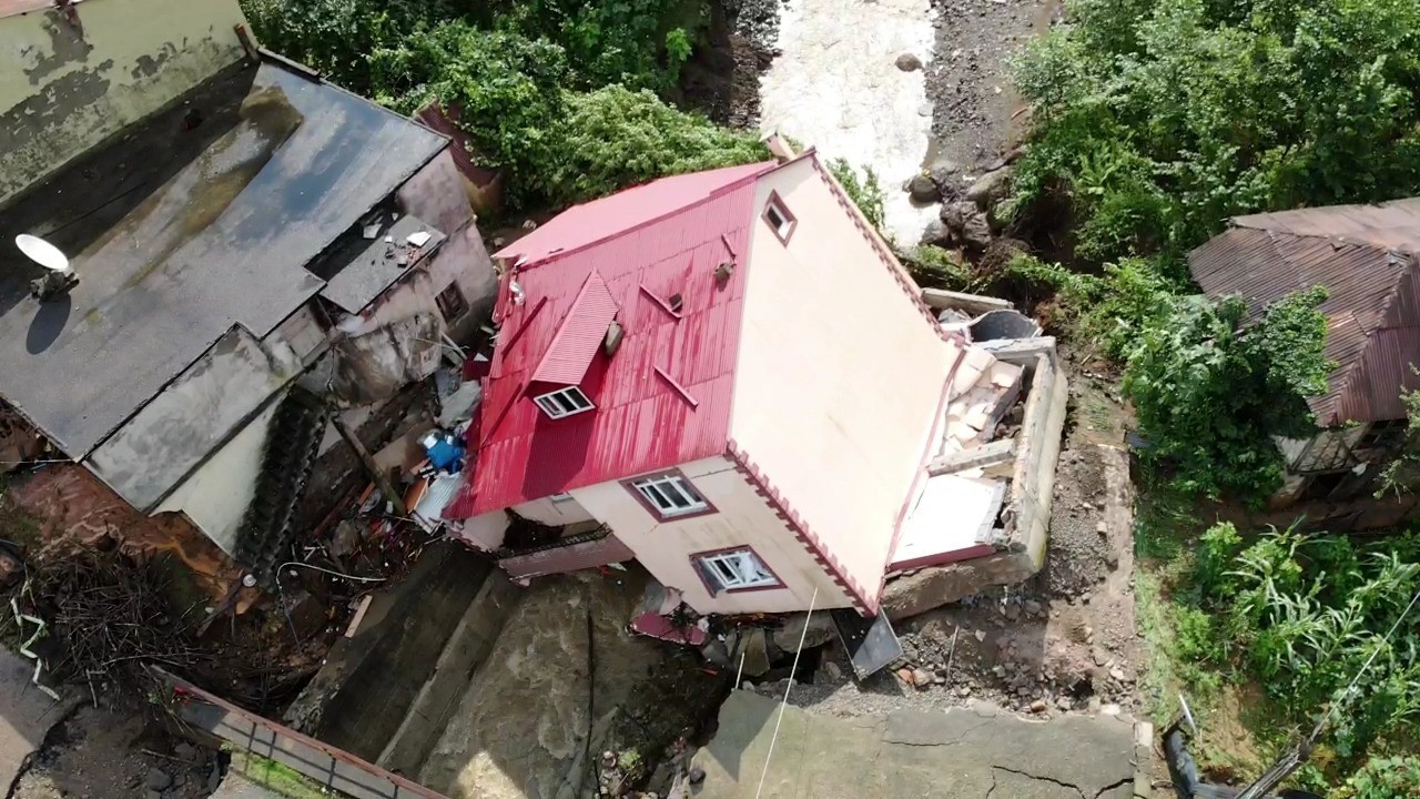 Giresun’da Köseler köyünde yaşanan selde yan yatan 2 katlı ev havadan görüntülendi
