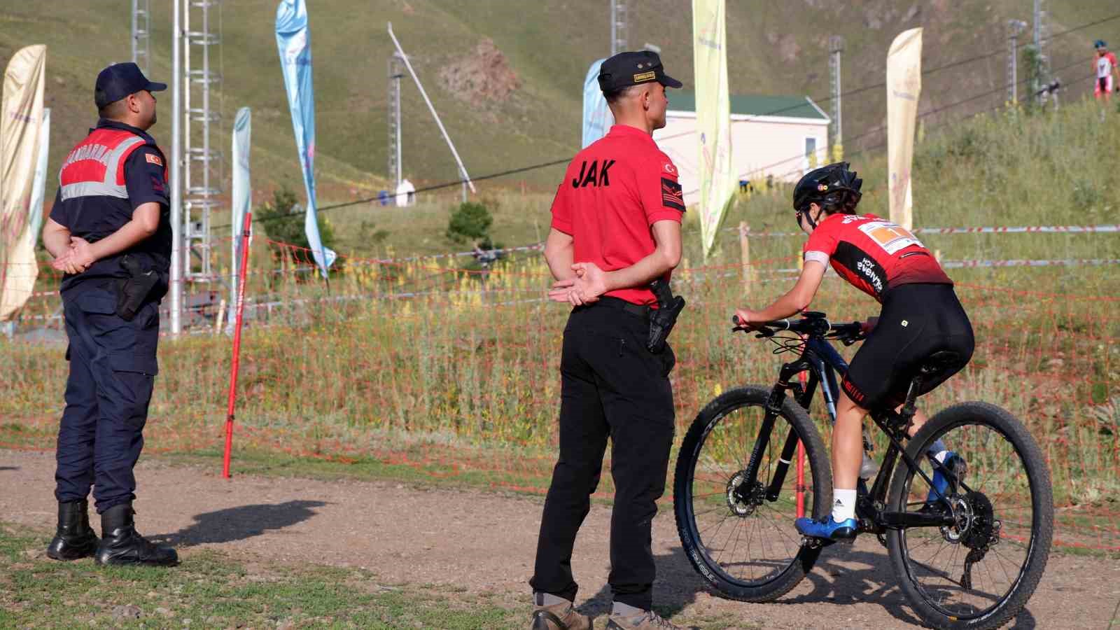 Pedallarını Palandöken’in zirvesinde çevirdiler
