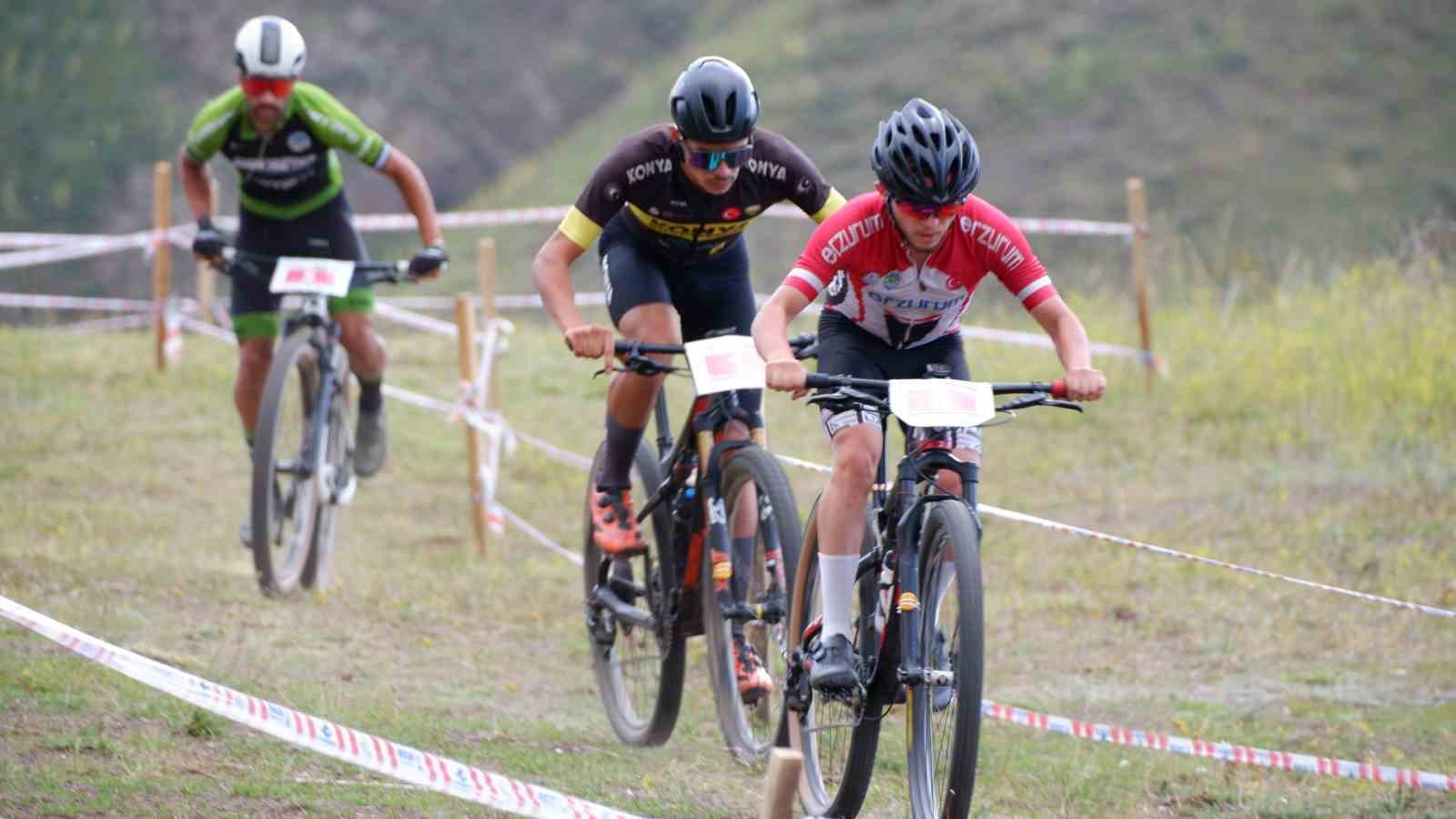 Pedallarını Palandöken’in zirvesinde çevirdiler
