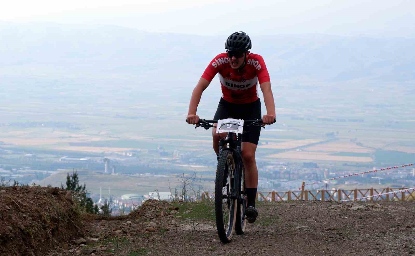 Pedallarını Palandöken’in zirvesinde çevirdiler
