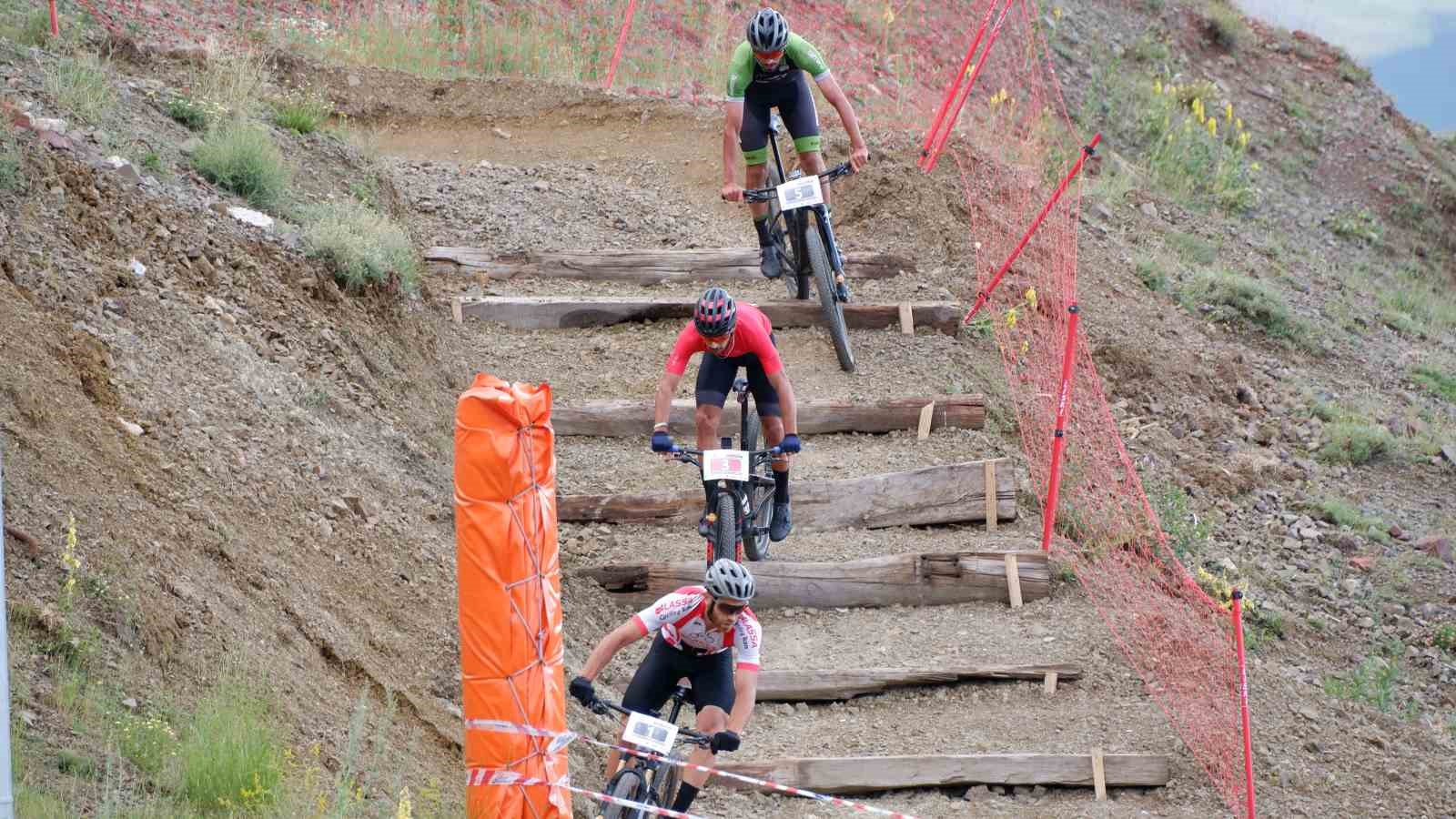 Pedallarını Palandöken’in zirvesinde çevirdiler
