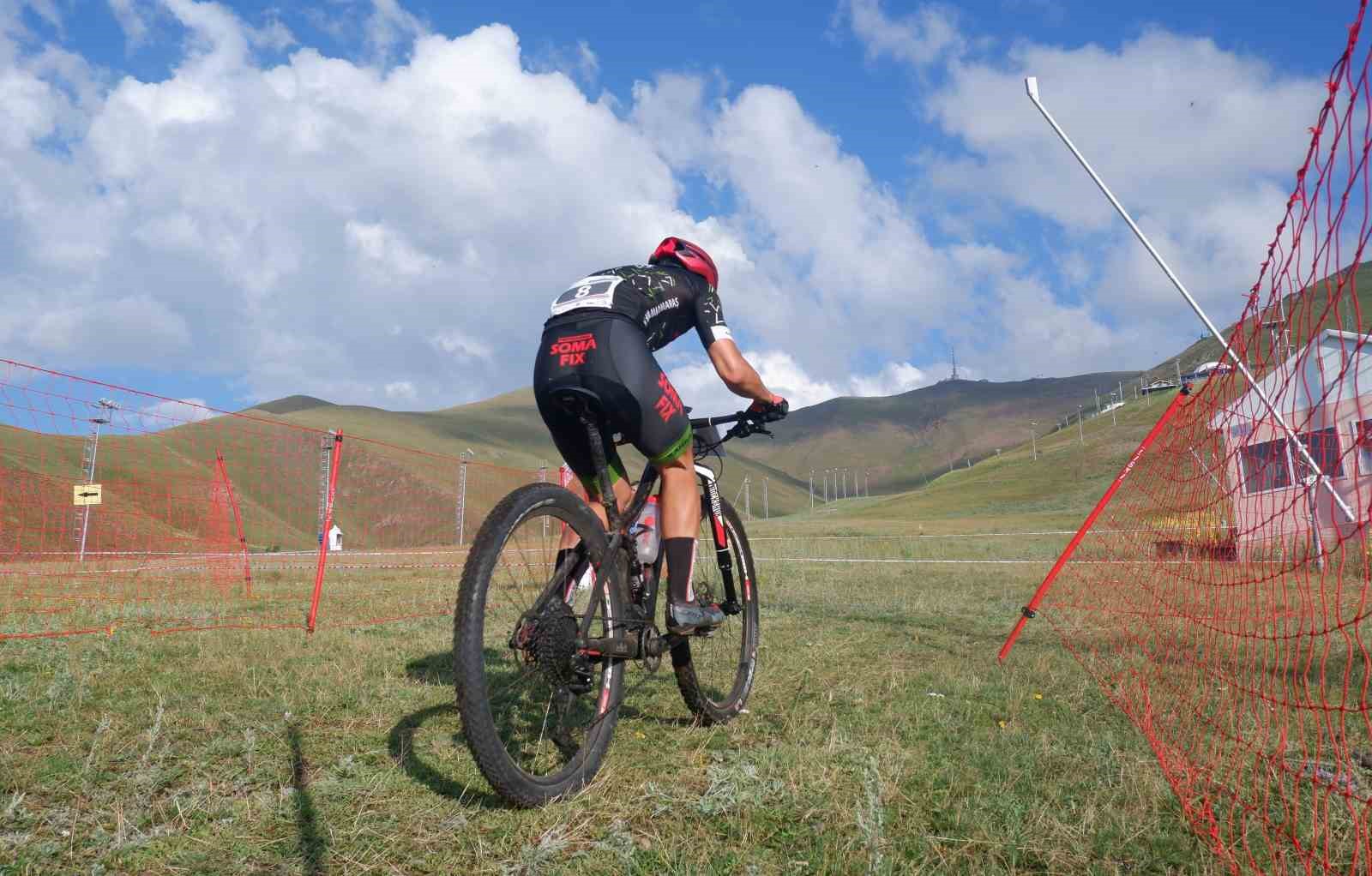 Pedallarını Palandöken’in zirvesinde çevirdiler
