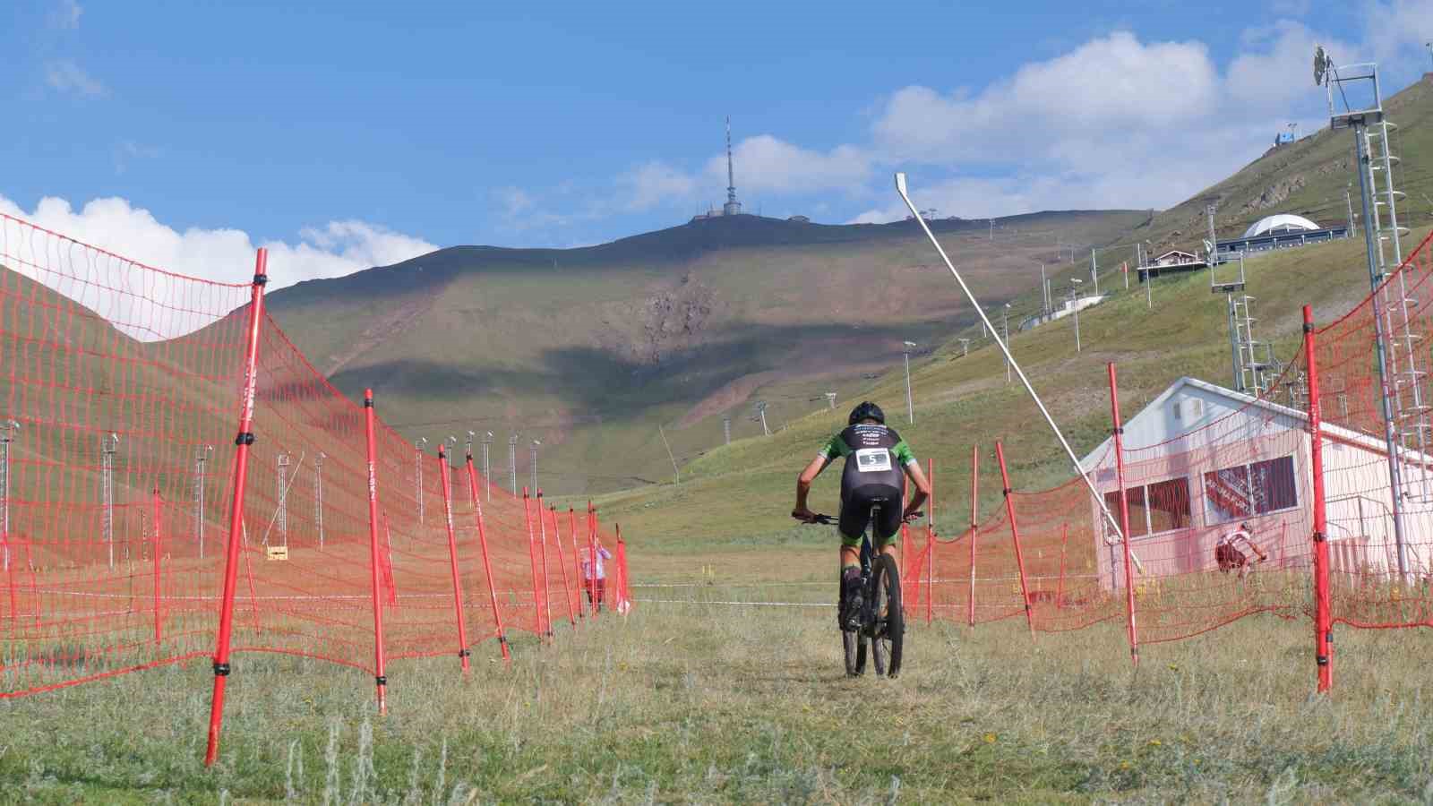 Pedallarını Palandöken’in zirvesinde çevirdiler
