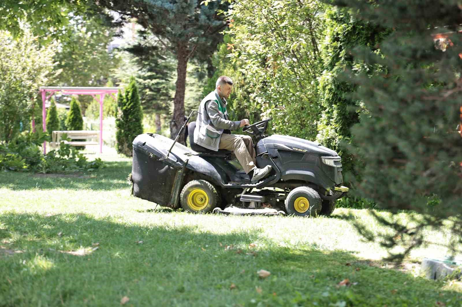 Talas’ta park ve bahçelere yaz bakımı
